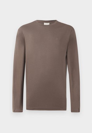 Lange mouwen bruin katoen T-shirt met ronde hals; heeft een klein logo op de borst en een gladde, lichte textuur.