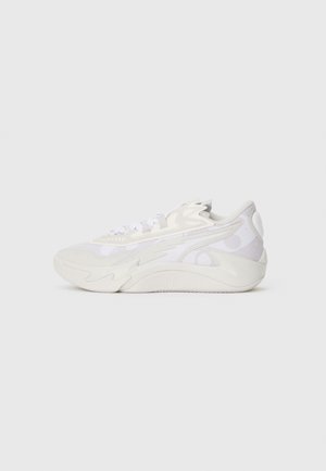Vue de côté d'une sneaker blanche et gris clair avec un design abstrait ondulé et une semelle épaisse sur un fond blanc uni.