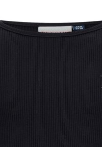 Top nero a costine con scollatura rotonda, realizzato in tessuto elastico. Dettagli dell'etichetta visibili all'interno del colletto.