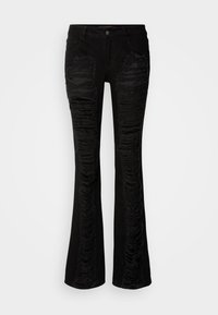 Jeans de mezclilla negra acampanados con acentos desgastados en la parte frontal, parches texturizados y un diseño clásico de cinco bolsillos con cierre de botón.