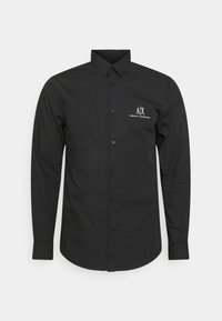 Svart långärmad skjorta med knapp-down krage, med en vit logotyp på bröstet och en slät bomullstextil.