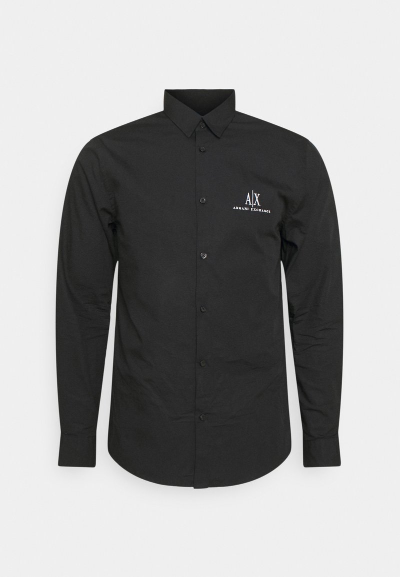 Svart långärmad skjorta med knapp-down krage, med en vit logotyp på bröstet och en slät bomullstextil.