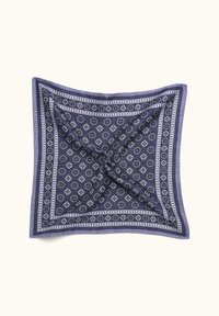 Sciarpa a fantasia blu navy con un design geometrico e dettagli bianchi, bordata da un bordo di un blu più chiaro a contrasto.