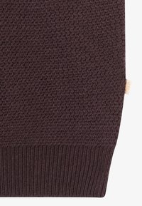 Dunkellila gestrickter Pulloverstoff mit einem strukturierten Muster und geripptem Saum. Verfügt über ein kleines Etikett an der Seite.