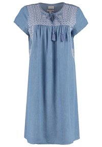 Robe bleu clair à manches courtes avec empiècement brodé blanc, lien à pompons au niveau du col et tissu froncé sous la poitrine.