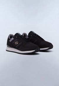 Scarpe da ginnastica nere con tomaia in suede, accenti grigi a contrasto, punta rotonda e suola testurizzata. Presentano un logo circolare su un lato.