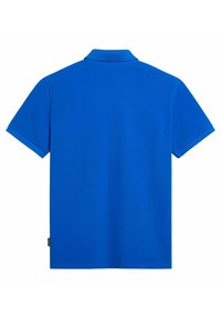 Camisa polo azul hecha de tela suave, con un cuello clásico y mangas cortas, con una etiqueta sutil en la parte inferior izquierda.