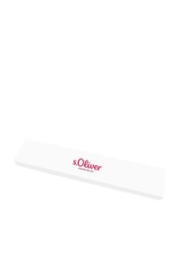 Caja blanca con una textura suave, que presenta el logo rojo "s.Oliver" y el texto "FASHION FOR LIFE" exhibidos de manera prominente.