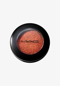Compact noir rond avec un couvercle transparent, contenant de la poudre cuivrée scintillante avec des particules de paillettes fines. Le logo "MAC" est affiché de manière proéminente.