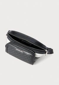 Marsupio Michael Kors nero e grigio con motivo a logo, tasca frontale con zip, scomparto principale aperto con zip argentata e tracolla regolabile.
