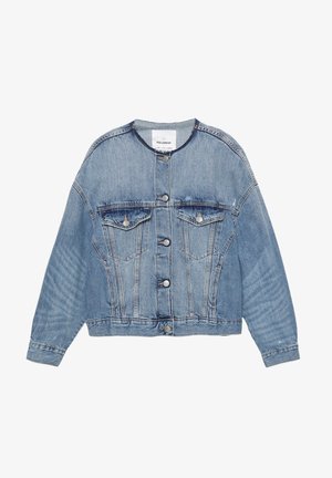 Světle modrá džínová bunda s dlouhými rukávy, zapínáním na knoflíky vpředu, dvěma náprsními kapsami a zkráceným střihem. Měkká textura a klasické švy.