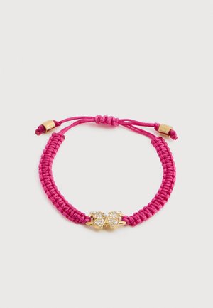 Ρυθμιζόμενο ροζ πλεκτό βραχιόλι με χρυσό μοτίφ πεταλούδας διακοσμημένο με μικρά λευκά κρύσταλλα και κεντρική λεπτομέρεια με μαργαριτάρι.