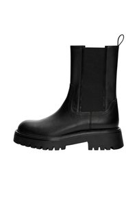 Černá kožená kotníková bota s hladkým povrchem, elastickými bočními panely a robustní podrážkou s hlubokým vzorem. Očko na zadní straně pro snadné nazouvání.