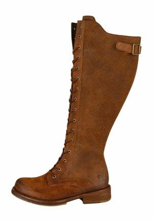 Hochformatige, braune Lederstiefel mit einer Schnürung vorne, runder Zehenform und einer seitlichen Schnalle als Akzent. Glatte Textur und niedriger Holzabsatz.