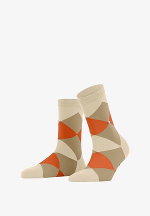 Gebreide sokken met een crème, oranje en beige geometrisch patroon, voorzien van geribbelde boorden en een kleine decoratieve knoop als accent.