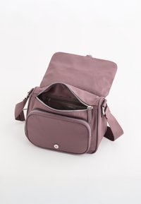 Lilla nylon crossbody taske med lynlås, frontlomme og justerbar rem. Glat tekstur og rund form.