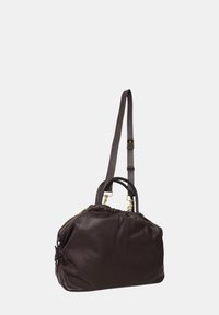 Bolso de cuero marrón oscuro con dos asas y una correa desmontable. Textura suave, cierre con cremallera y acentos en tono dorado.