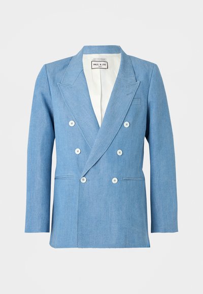 Veste croisée bleu clair avec six boutons blancs, revers crantés et deux poches avant, présentée sur fond blanc.