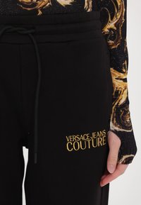 Versace Jeans Couture Tepláky - black/gold coloured