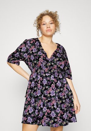Vestido preto floral com mangas curtas bufantes, decote em V e barra com camadas de babados. Apresenta padrões de flores roxas e cor-de-rosa sobre um fundo escuro.