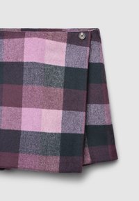 Tessuto di lana a quadri nelle tonalità di viola, rosa e grigio, caratterizzato da un dettaglio con bottone sul bordo, con una texture morbida e un aspetto accogliente.