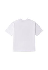 Camiseta de algodón blanca de manga corta, con cuello redondo, textura mínima, sin patrones ni gráficos visibles, presenta un corte recto.