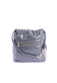 Bolso tipo bolso de cubo de cuero sintético gris con parte superior fruncida, bolsillo exterior con cremallera y un detalle de cadena dorada en la correa. Acabado de textura suave.