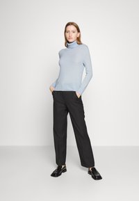 pure cashmere TURTLENECK - Camisola - baby blue