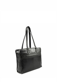Bolsa tote de cuero negro con dos asas alargadas, un bolsillo frontal con cremallera y textura suave. Presenta un diseño estructurado y una forma rectangular.