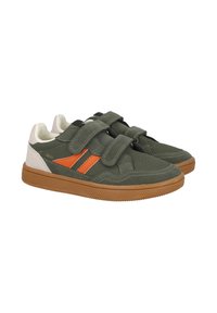 Zapatillas verdes con rayas naranjas, correas de velcro y suela de goma. Presenta materiales de ante y sintéticos, detalles cosidos y perforaciones.