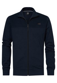 Męska granatowa kurtka z pełnym zamkiem błyskawicznym, z wysokim kołnierzem, ściągaczami na mankietach oraz fakturowanym panelem na górnej części klatki piersiowej.