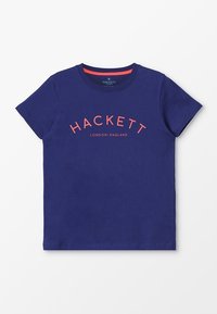 Tmavě modré bavlněné tričko s krátkými rukávy, kulatým výstřihem a červeným logem "HACKETT LONDON.ENGLAND" na hrudi.