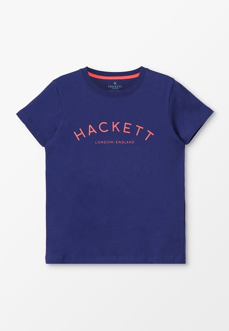 Tmavě modré bavlněné tričko s krátkými rukávy, kulatým výstřihem a červeným logem "HACKETT LONDON.ENGLAND" na hrudi.