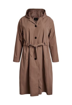 Hnedý trenčkot s kapucňou, opaskom v páse, dlhými rukávmi a dvoma vreckami vpredu. Má veľké gombíky a hladkú, textúrovanú látku.