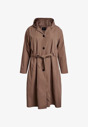 Hnedý trenčkot s kapucňou, opaskom v páse, dlhými rukávmi a dvoma vreckami vpredu. Má veľké gombíky a hladkú, textúrovanú látku.