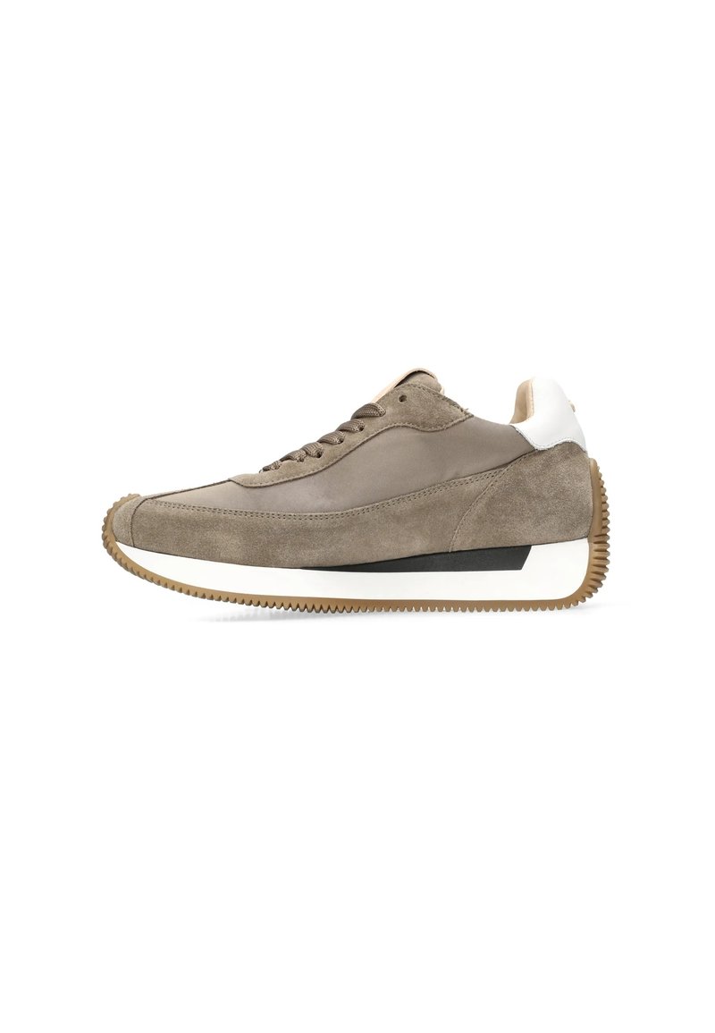 Sneaker con una toma in suede taupe, dettaglio del tallone in pelle bianca e suola in gomma texturata, con punta arrotondata e chiusura con lacci.