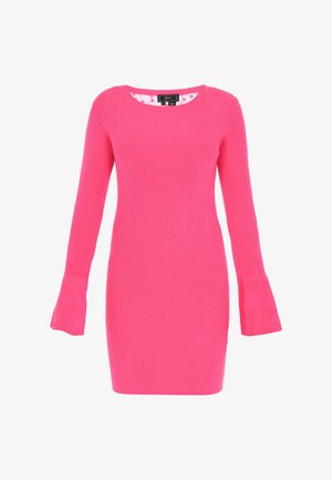 Világos rózsaszín bordázott kötött ruha hosszú, bővülő ujjakkal és kerek nyakkivágással, testhezálló sziluetthez tervezve.