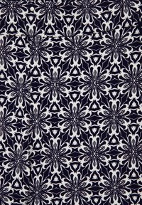 Tamsiai mėlynas audinys su kartotiniais baltais gėlių raštais, pasižymintis sudėtingais dizainais ir simetriškomis formomis su smulkiomis detalėmis.