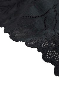 Sort blonde stof med intrikate blomsterdesigns. Kanterne har et bølget mønster, der viser en delikat, struktureret overflade.