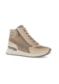 Beige en bruine hoge sneakers met een kraag van luipaardprint, een zijrits, veters en een dikke rubberen zool met een zwarte hakaccent.