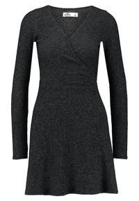 Långärmad klänning i mörkgrå färg, tillverkad av ribbbad stickad tyg. Har en v-ringning, figurnära överdel och utsvängd kjol. Inga synliga mönster eller detaljer.