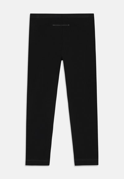 Svarta leggings gjorda av elastiskt tyg, med en åtsittande design, slät textur och en diskret söm bak för extra detalj.