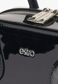 Czarna torebka z lakierowanej skóry z zamkiem błyskawicznym, srebrnymi akcentami oraz tłoczonym logo "estro" z przodu.