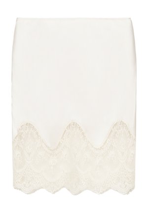 Fehér, egyenes szoknya hullámos szegéllyel, virágos csipkedíszítéssel az alsó szélén, egyszínű háttéren.