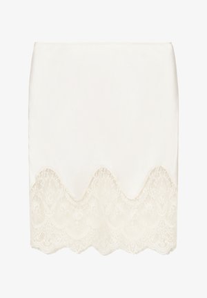 Fehér, egyenes szoknya hullámos szegéllyel, virágos csipkedíszítéssel az alsó szélén, egyszínű háttéren.