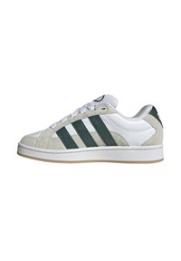 Białe i zielone sneakersy z cholewką z zamszu i skóry, z trzema zielonymi paskami, okrągłym noskiem i gumową podeszwą.