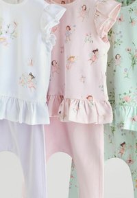 Trois hauts à manches courtes en blanc, rose et vert menthe, avec des manches à volants et des illustrations de fées florales. Tissu en coton doux.