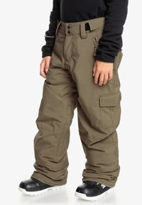 Pantalons de neige isolés vert olive avec une coupe décontractée, deux poches latérales, une fermeture éclair à l'avant avec deux boutons et un tissu texturé.