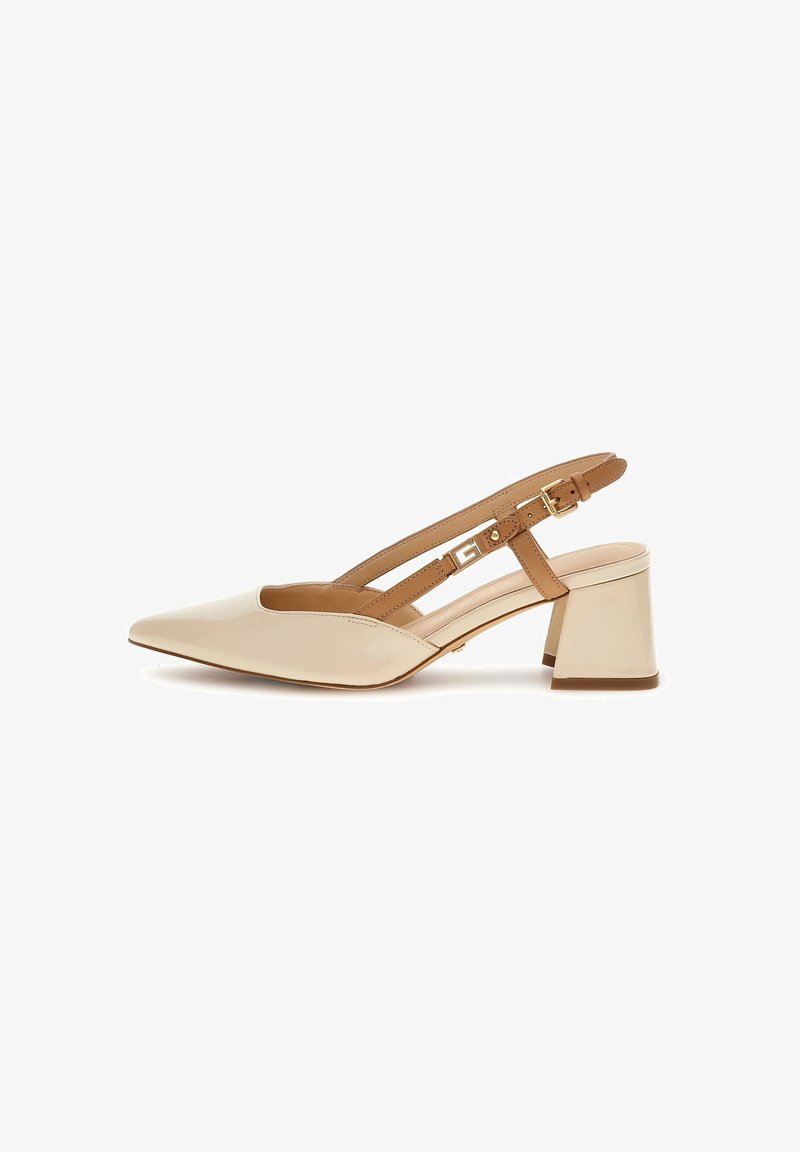 Beżowe lakierowane buty na obcasie typu slingback z wąskim noskiem, brązowym paskiem na kostce i słupkowym obcasem. Posiada wycięte boki oraz regulowane zapięcie na klamrę.
