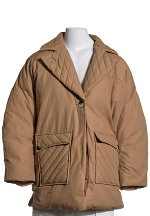 Veste matelassée marron avec grand col à revers et deux poches avant à rabat boutonnées sur un mannequin blanc.